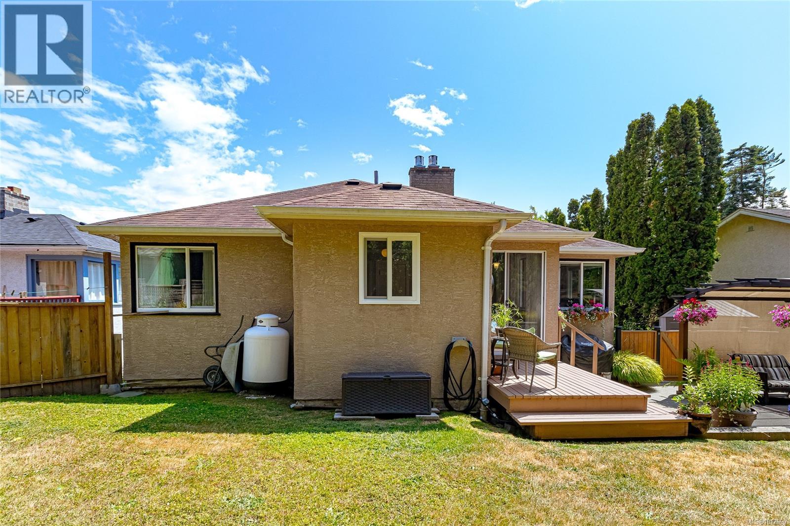 Photo 38 of 932 Tattersall Dr, Saanich BC