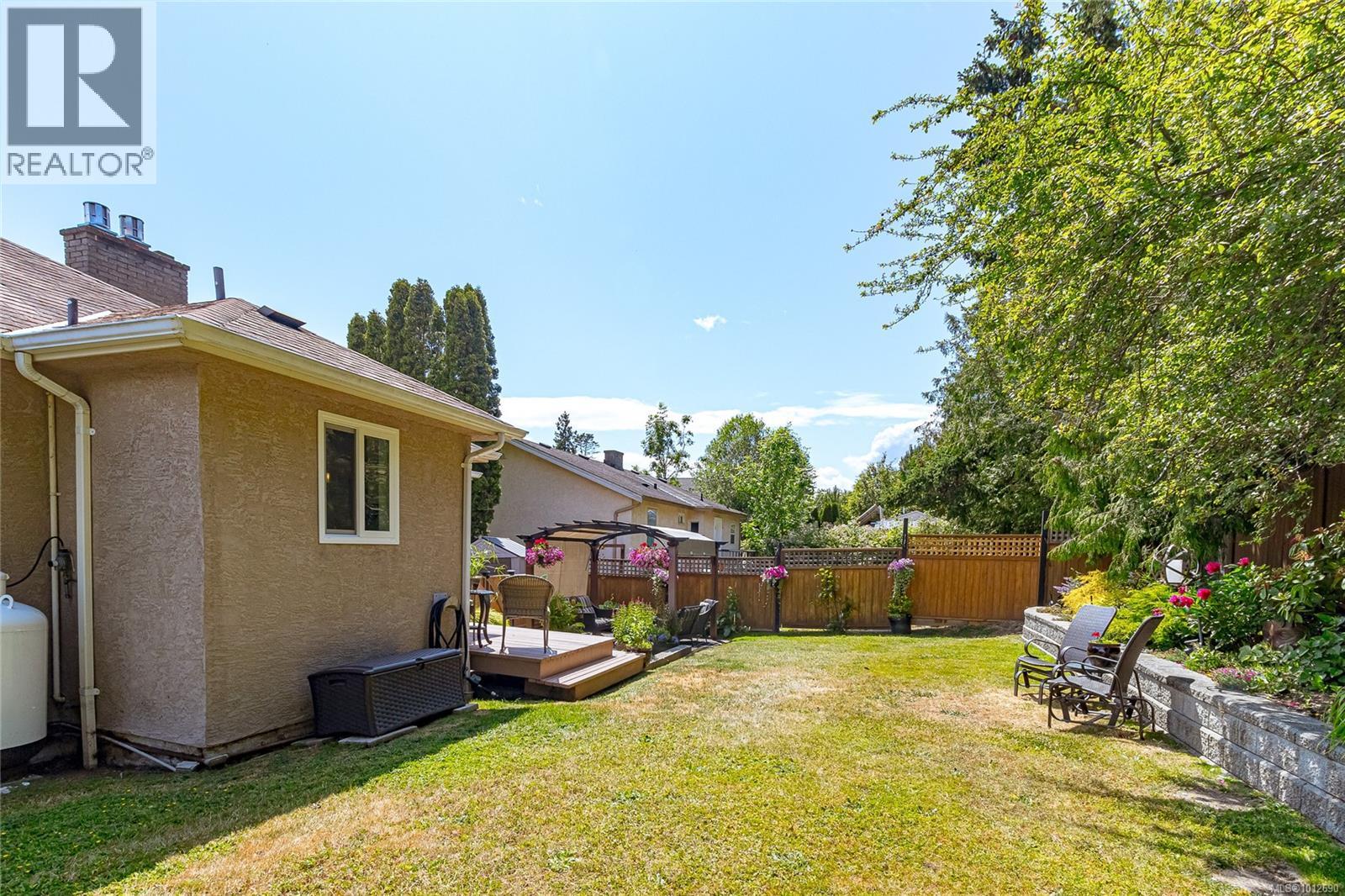 Photo 39 of 932 Tattersall Dr, Saanich BC