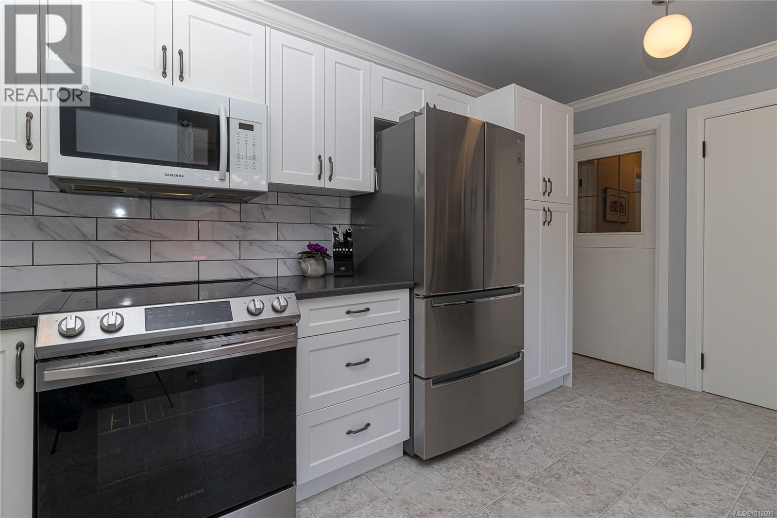 Photo 4 of 932 Tattersall Dr, Saanich BC