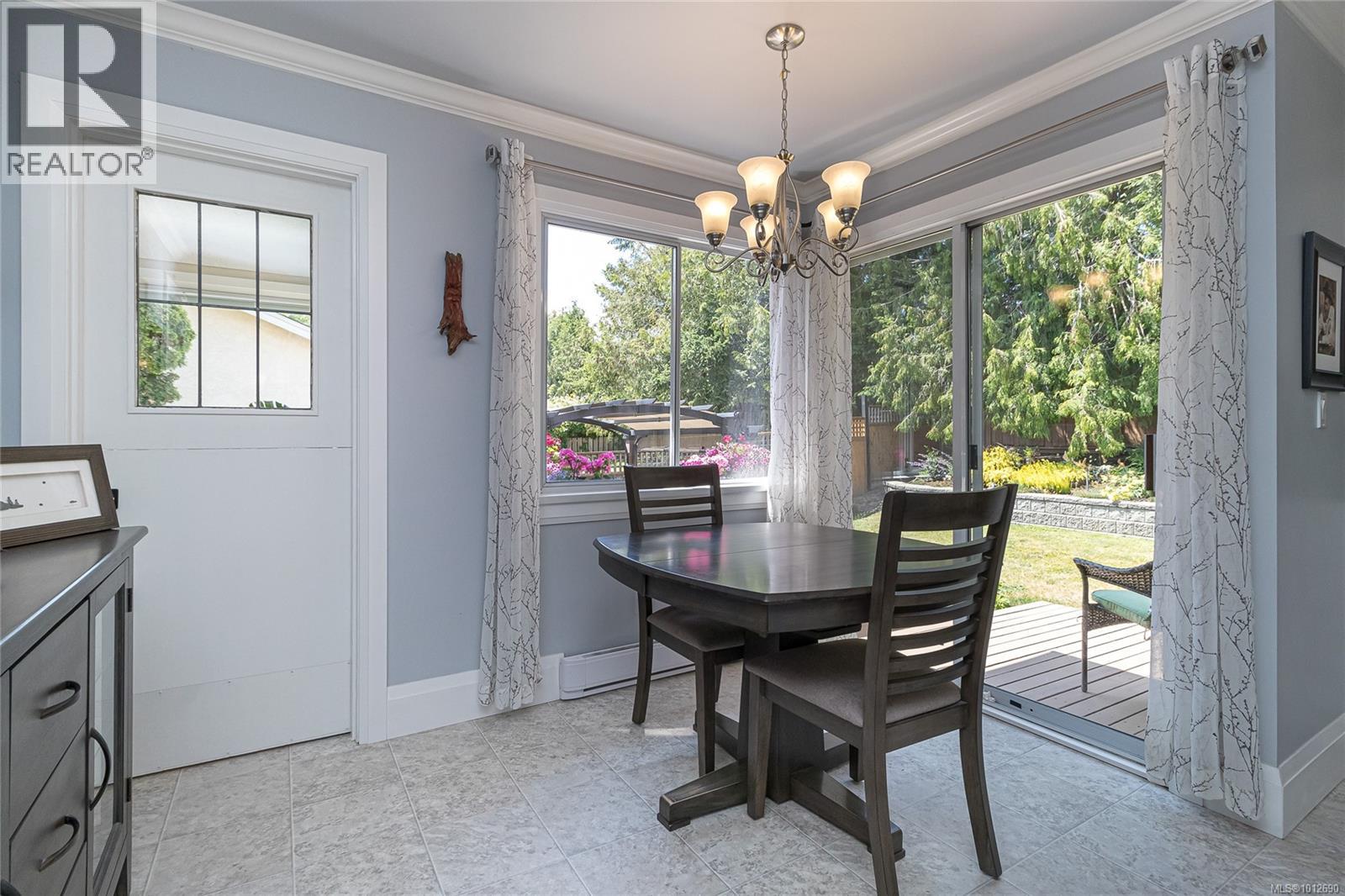 Photo 6 of 932 Tattersall Dr, Saanich BC