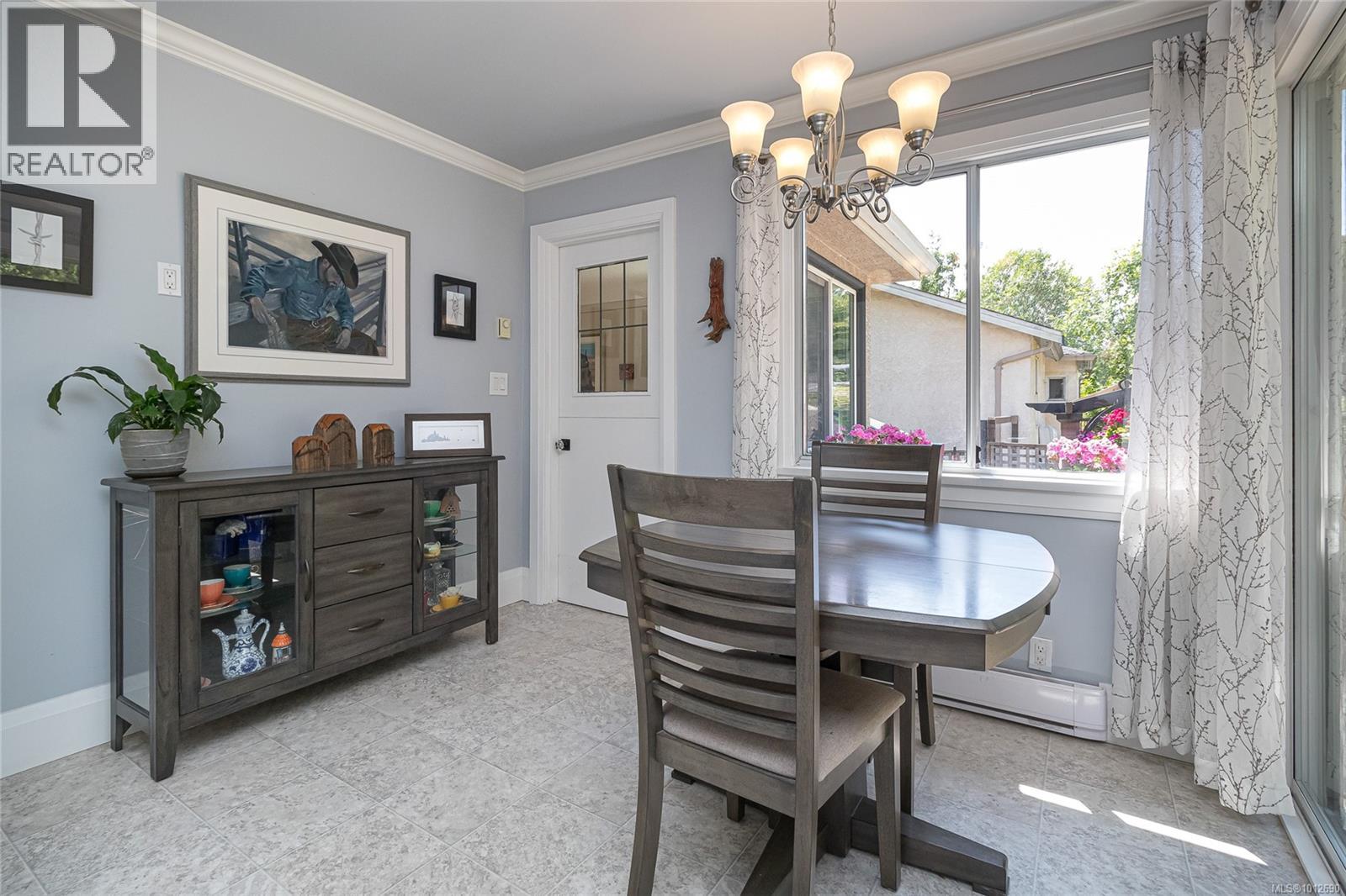 Photo 7 of 932 Tattersall Dr, Saanich BC