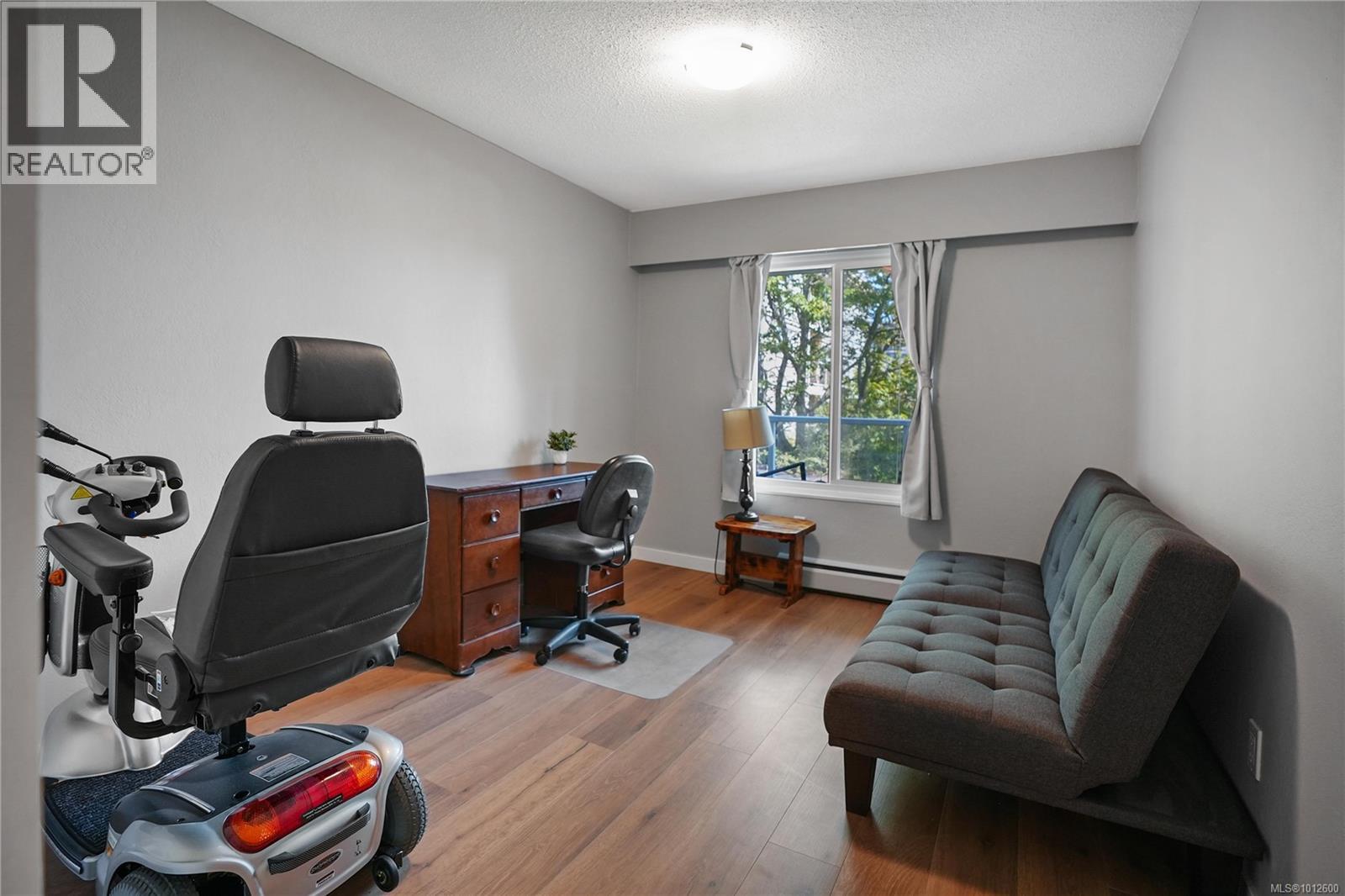 202 1040 Rockland Avenue, Victoria