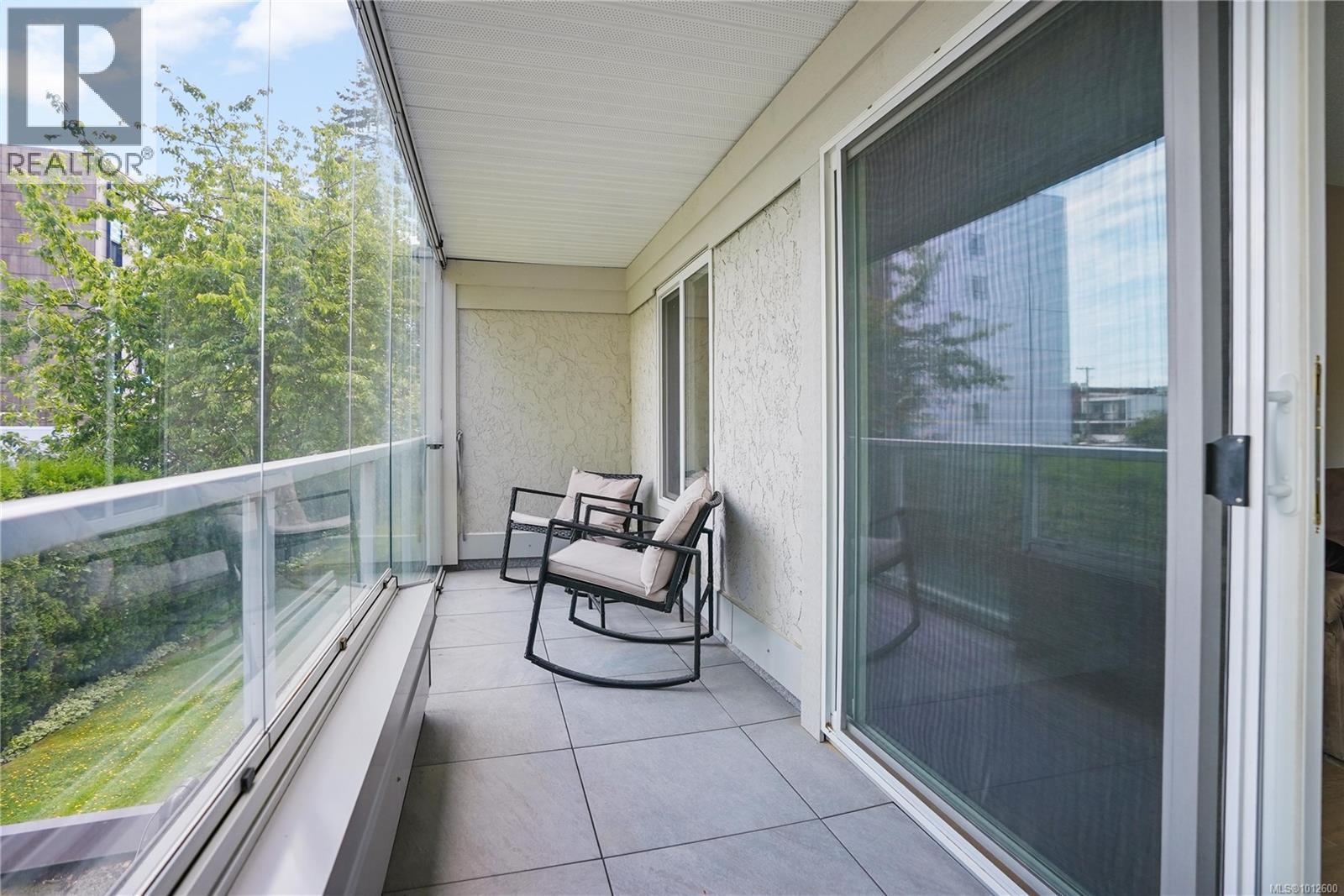202 1040 Rockland Avenue, Victoria