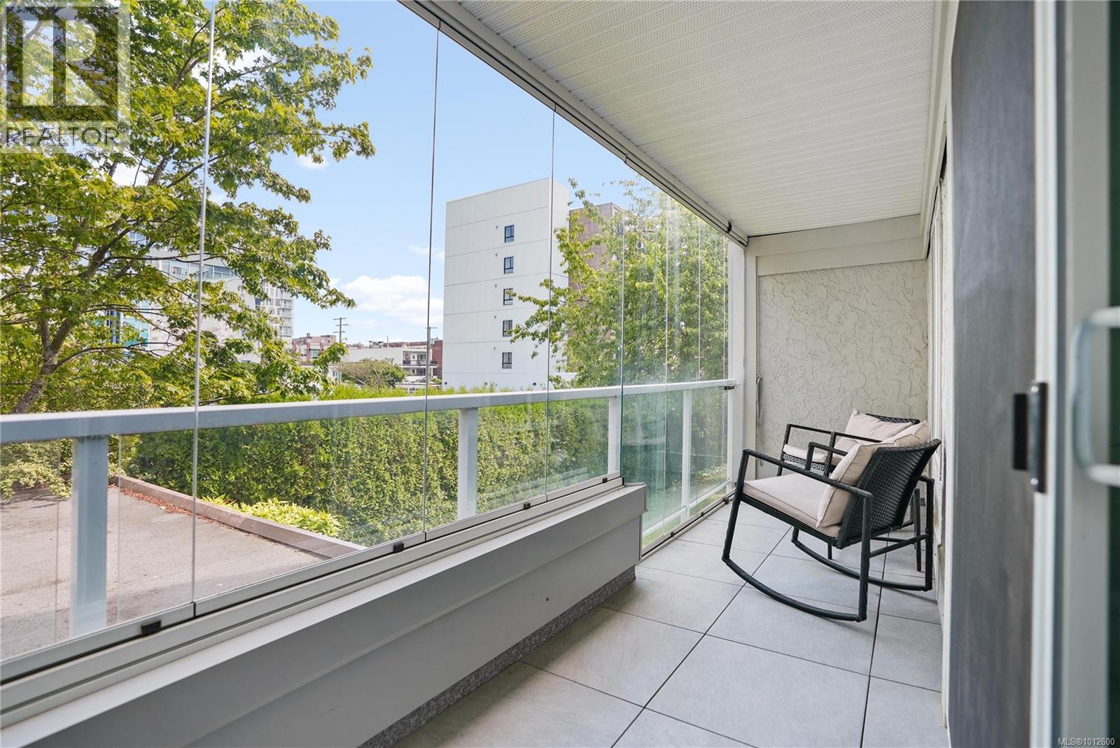 202 1040 Rockland Avenue, Victoria