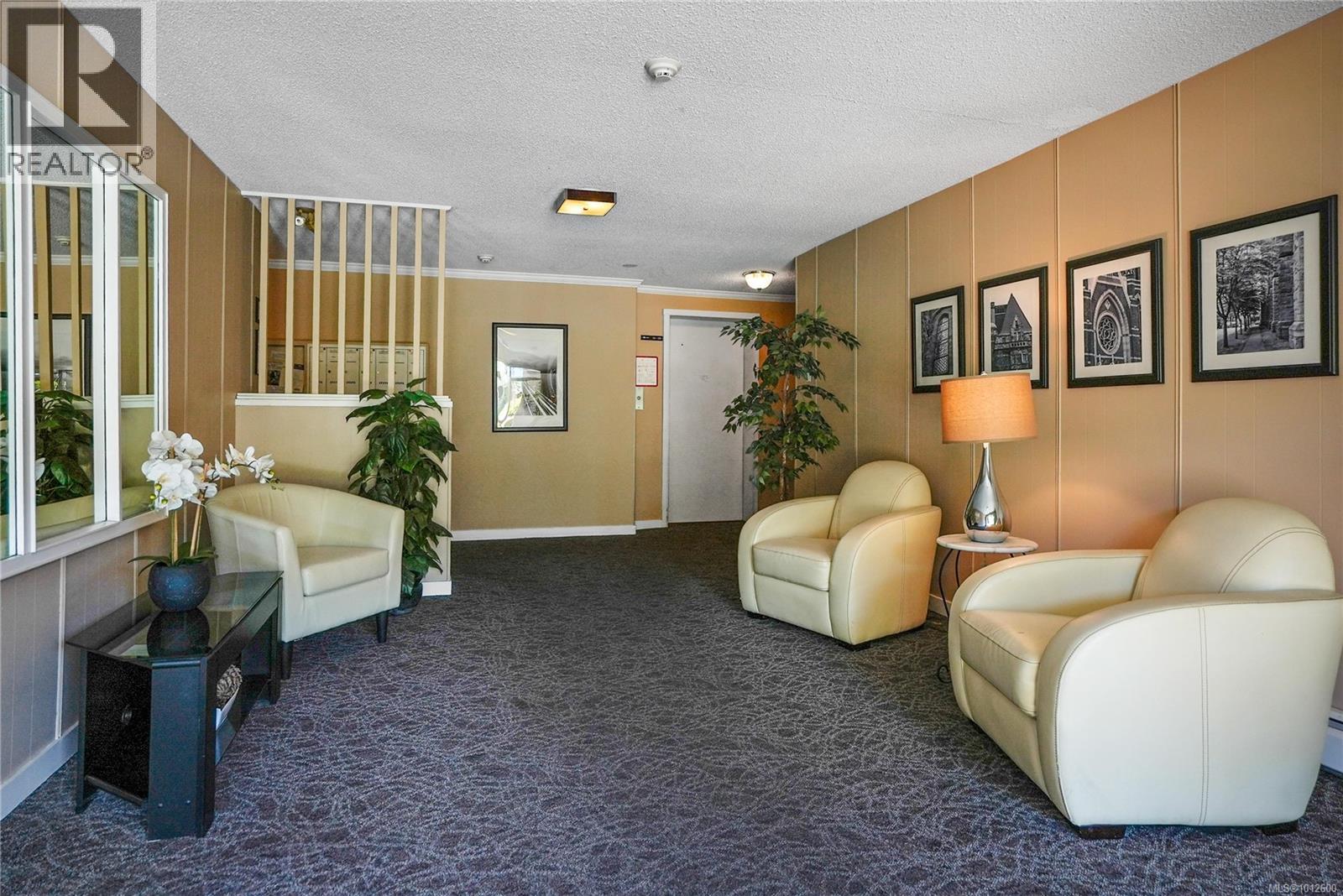 202 1040 Rockland Avenue, Victoria