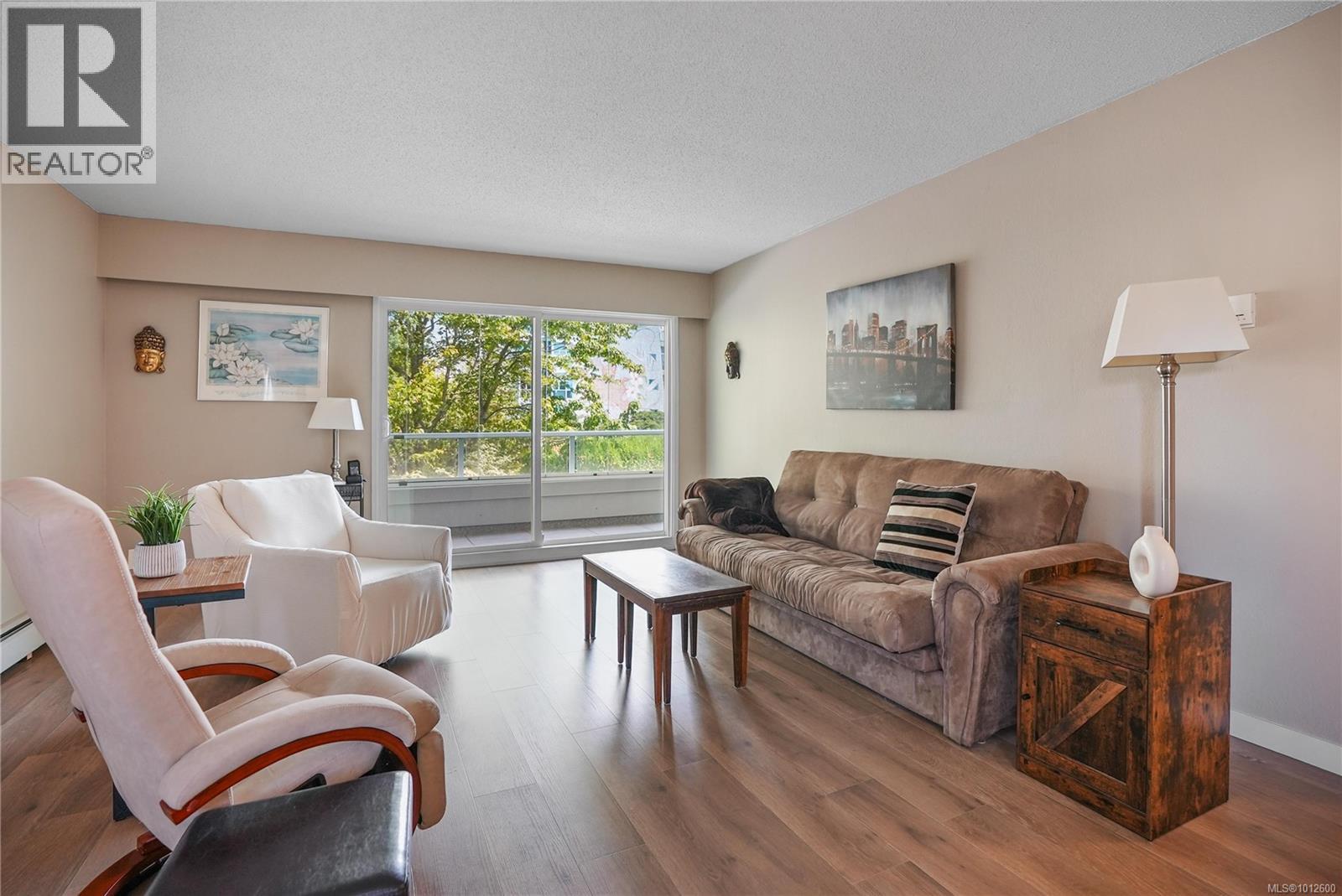 202 1040 Rockland Avenue, Victoria