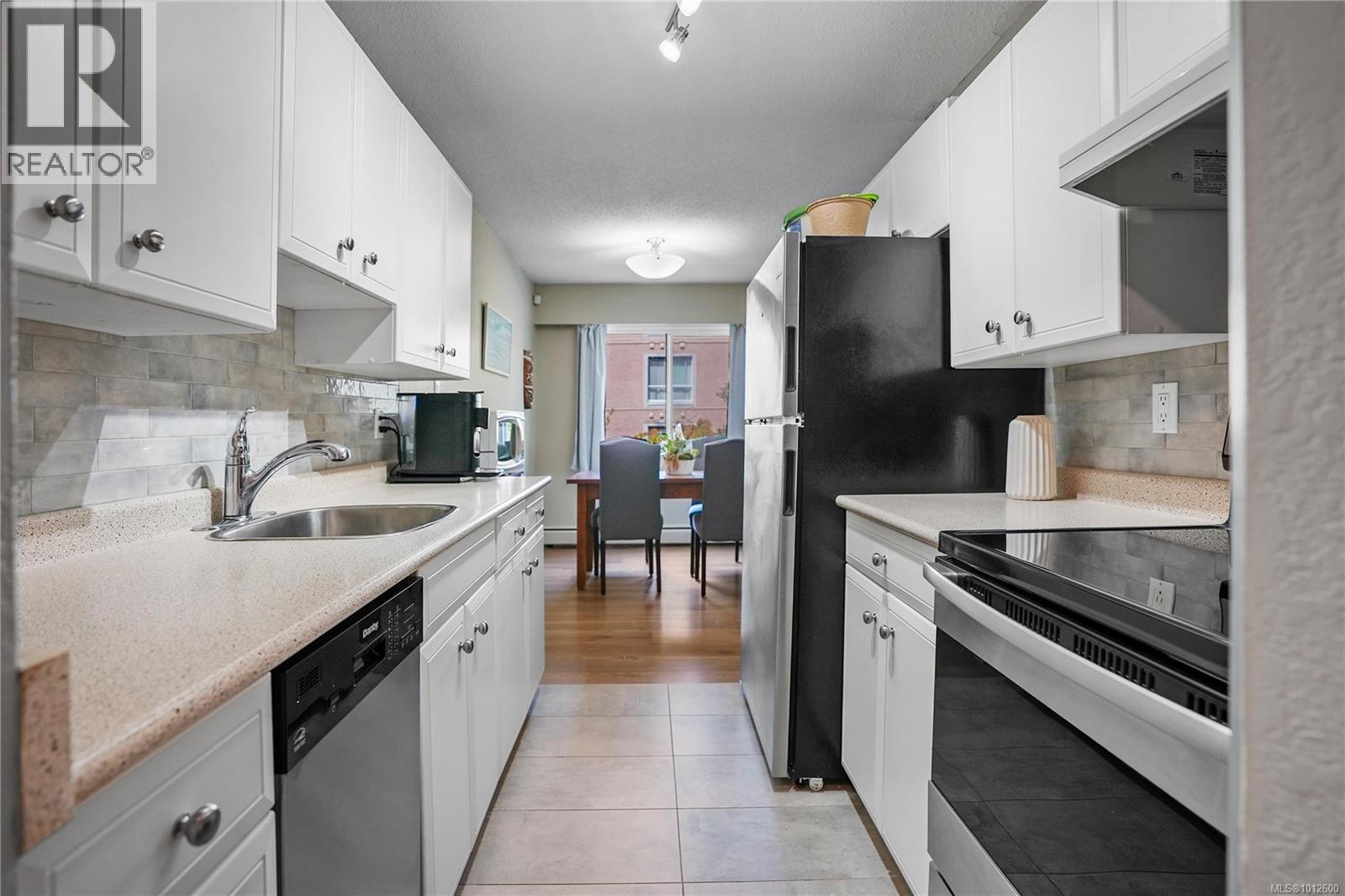 202 1040 Rockland Avenue, Victoria