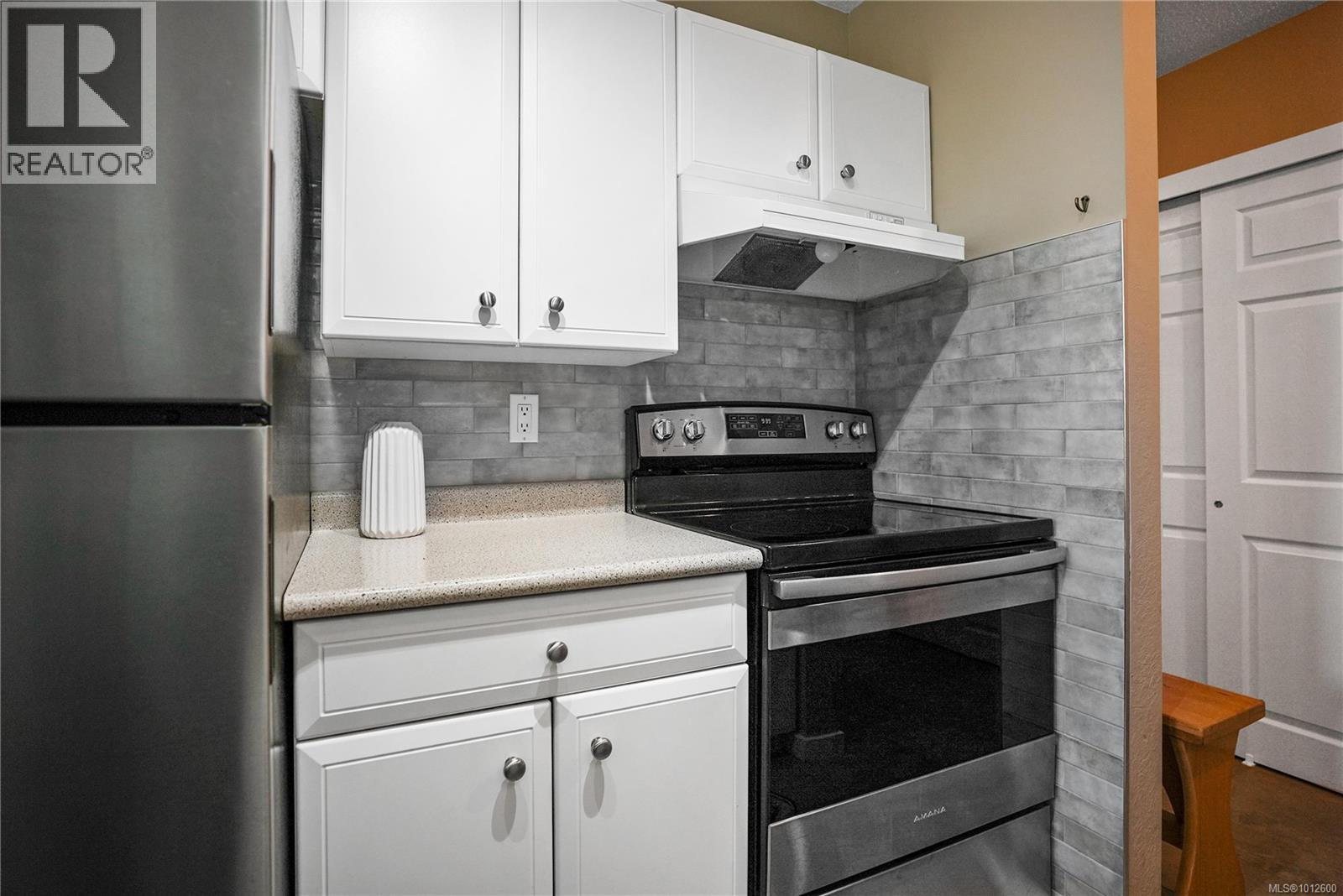 202 1040 Rockland Avenue, Victoria
