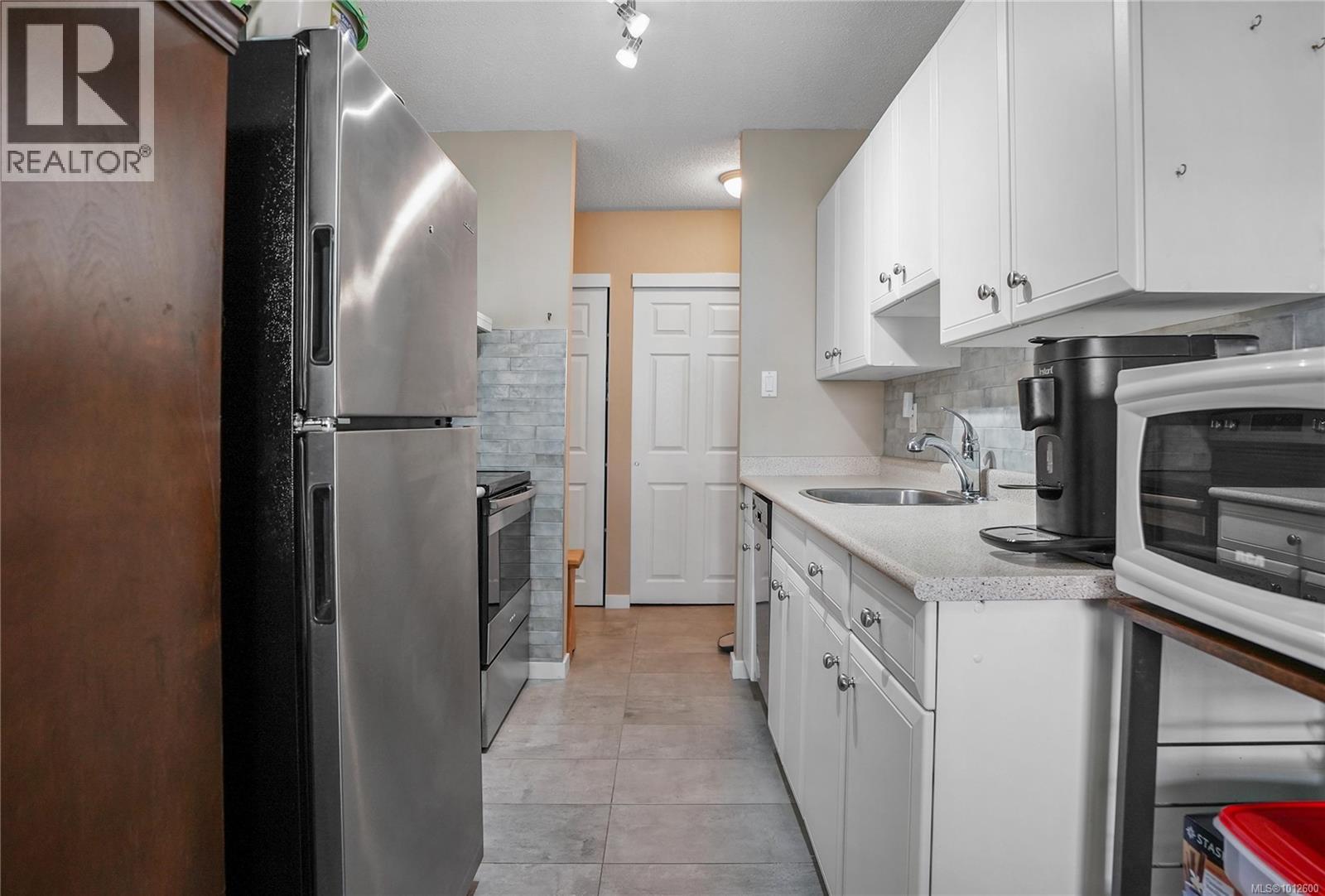 202 1040 Rockland Avenue, Victoria