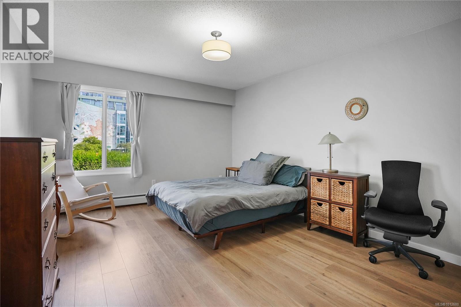 202 1040 Rockland Avenue, Victoria