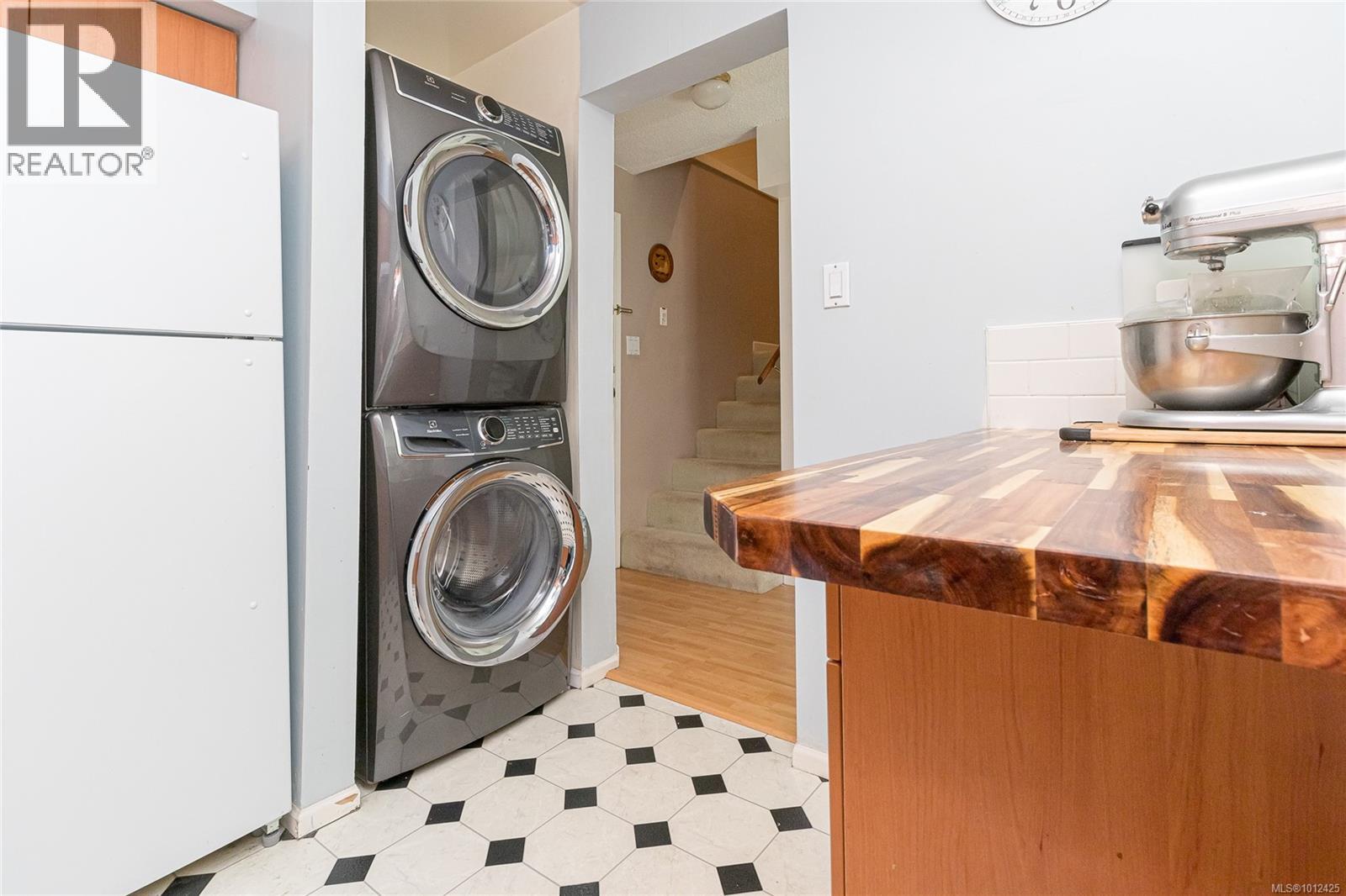 Photo 10 of 107 1366 Hillside Ave, Victoria BC