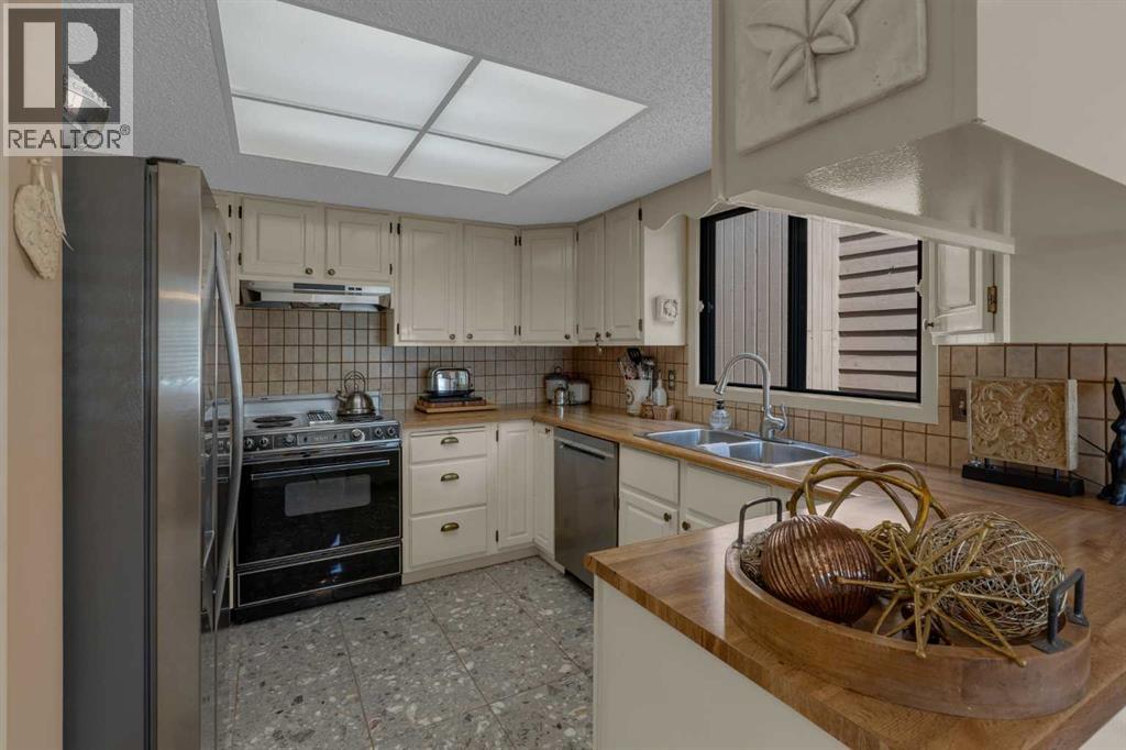 Photo 5 of 120 Deercross Road Se, Calgary AB