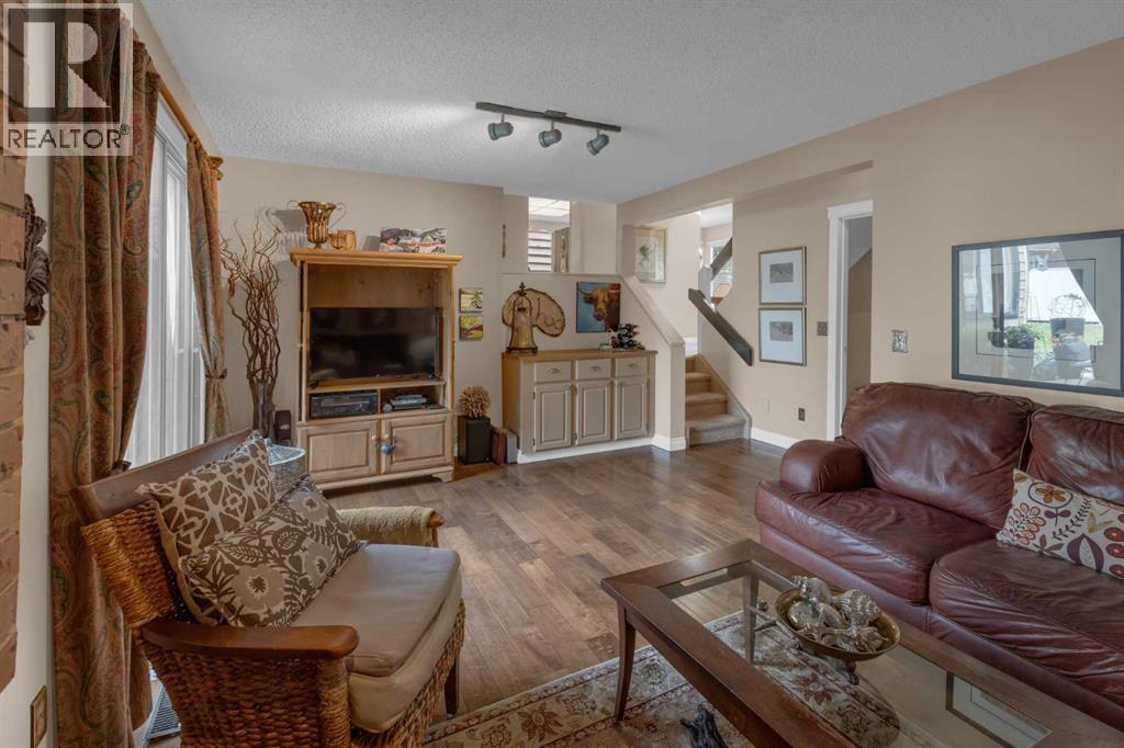 Photo 15 of 120 Deercross Road Se, Calgary AB