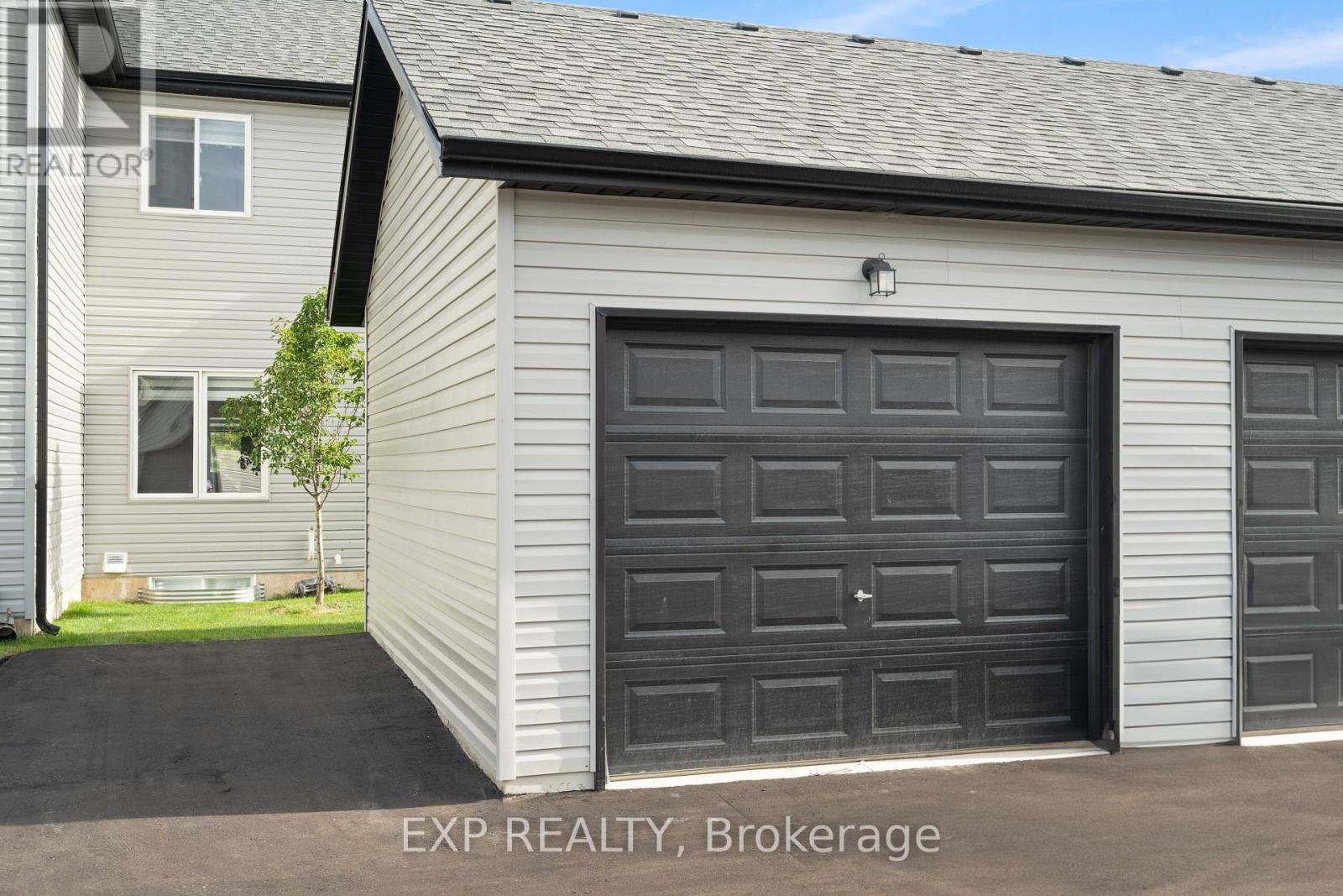 Photo 6 of 62 St George Street, Welland ON