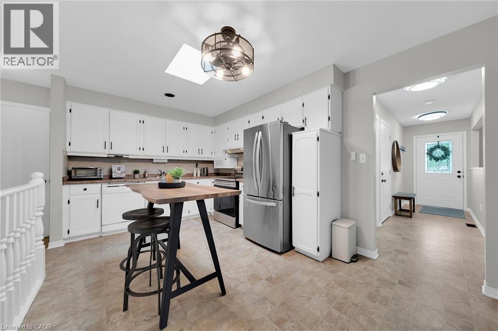 Photo 10 of 41 Sandra Crescent, Grimsby ON