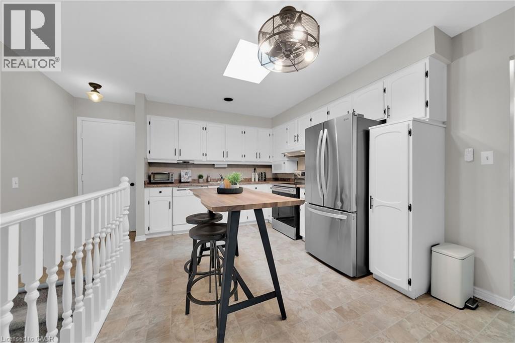 Photo 11 of 41 Sandra Crescent, Grimsby ON