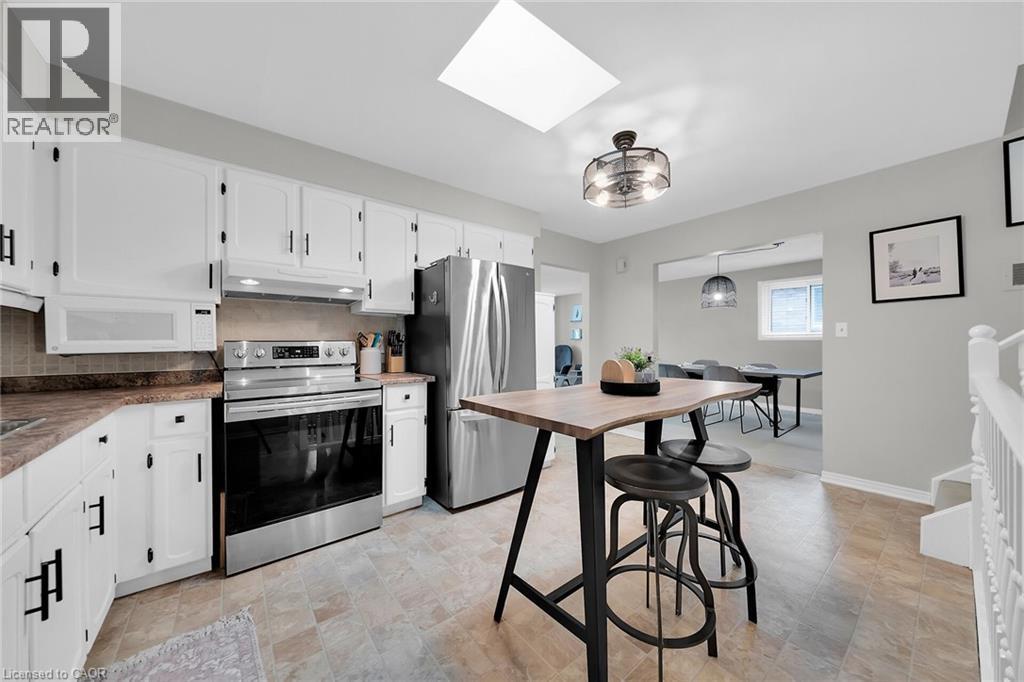 Photo 12 of 41 Sandra Crescent, Grimsby ON