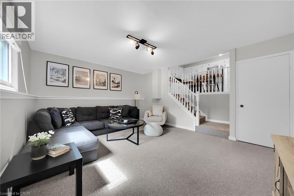 Photo 21 of 41 Sandra Crescent, Grimsby ON