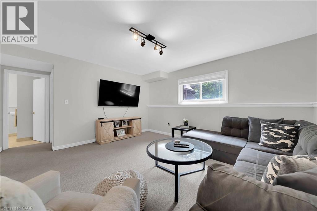 Photo 23 of 41 Sandra Crescent, Grimsby ON