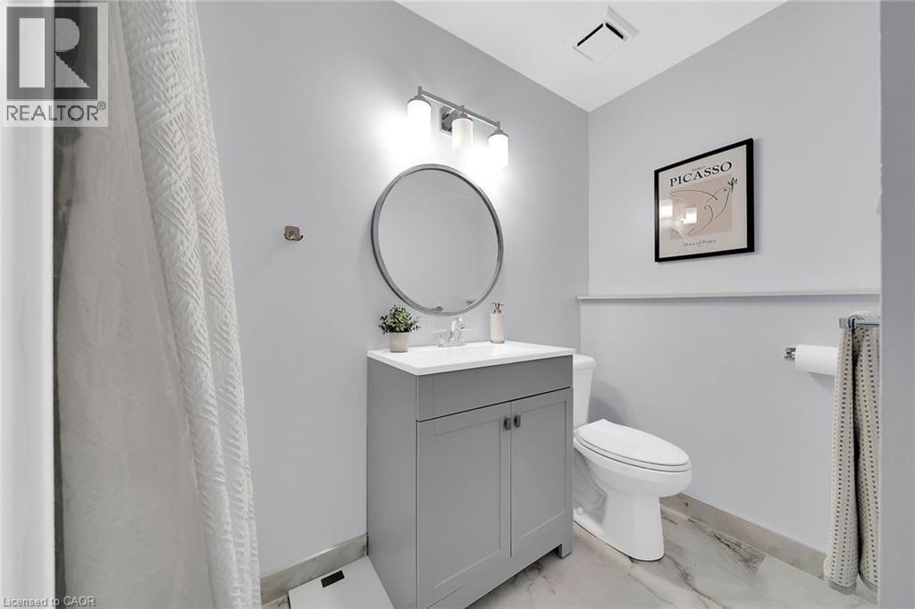Photo 24 of 41 Sandra Crescent, Grimsby ON