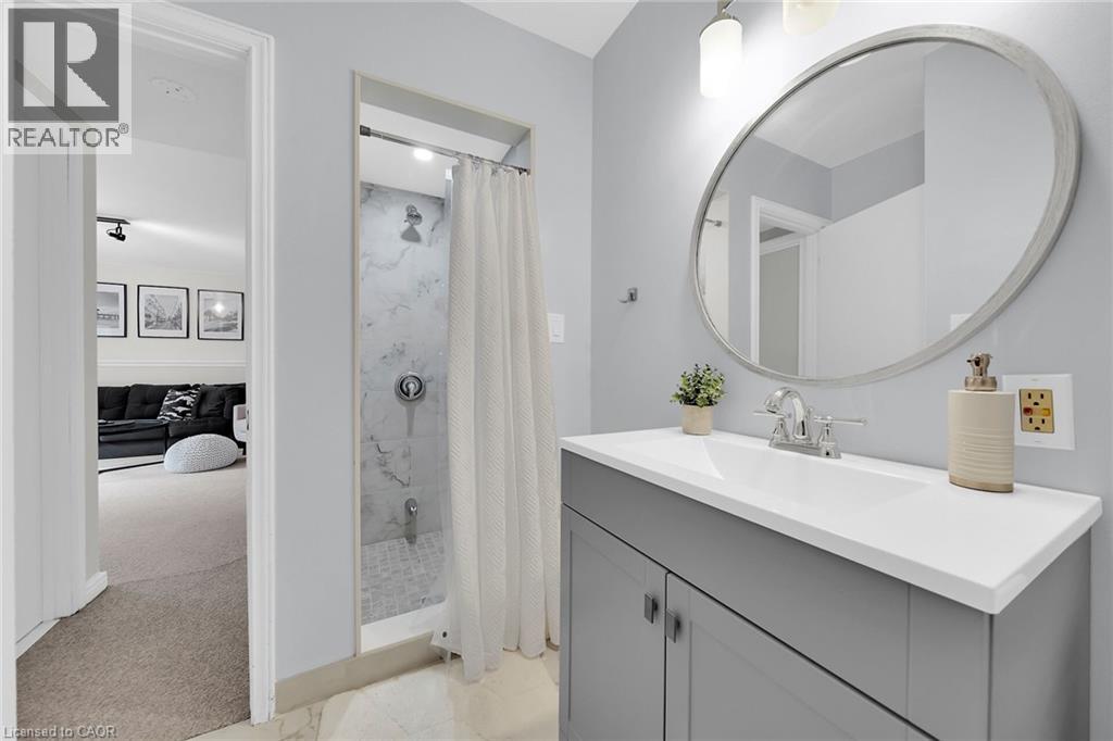 Photo 25 of 41 Sandra Crescent, Grimsby ON