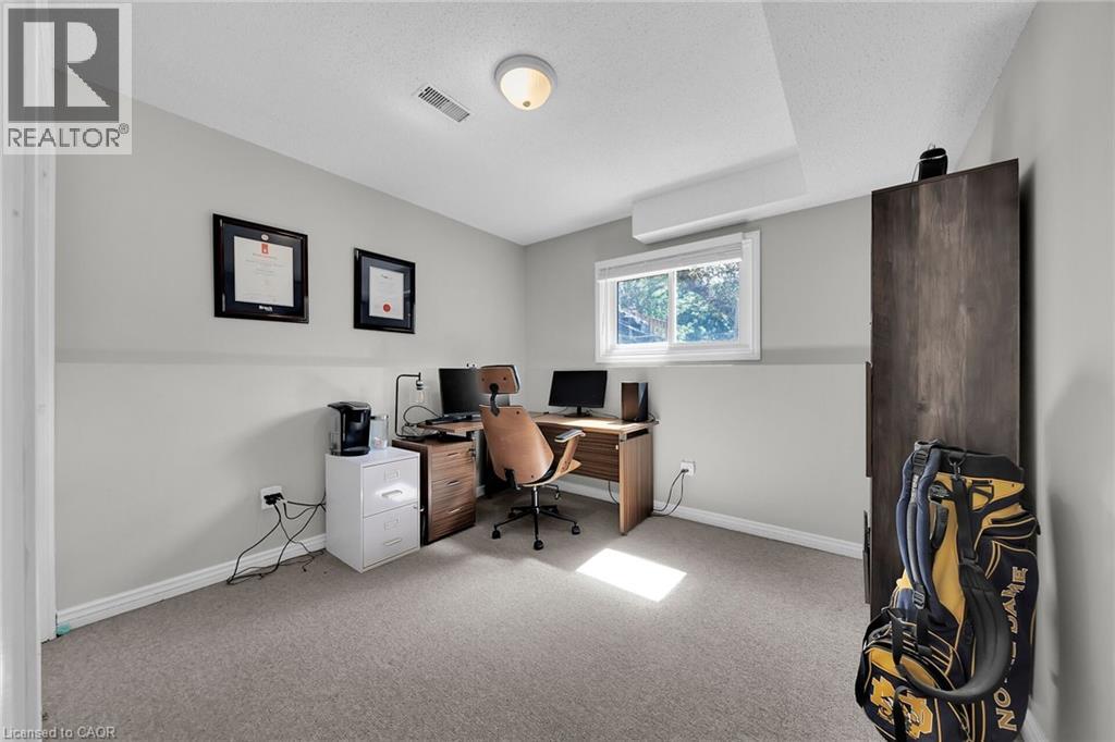 Photo 26 of 41 Sandra Crescent, Grimsby ON