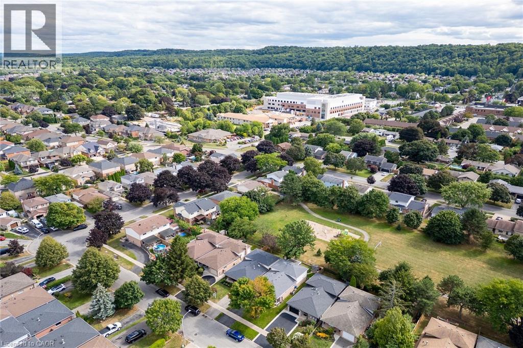Photo 32 of 41 Sandra Crescent, Grimsby ON