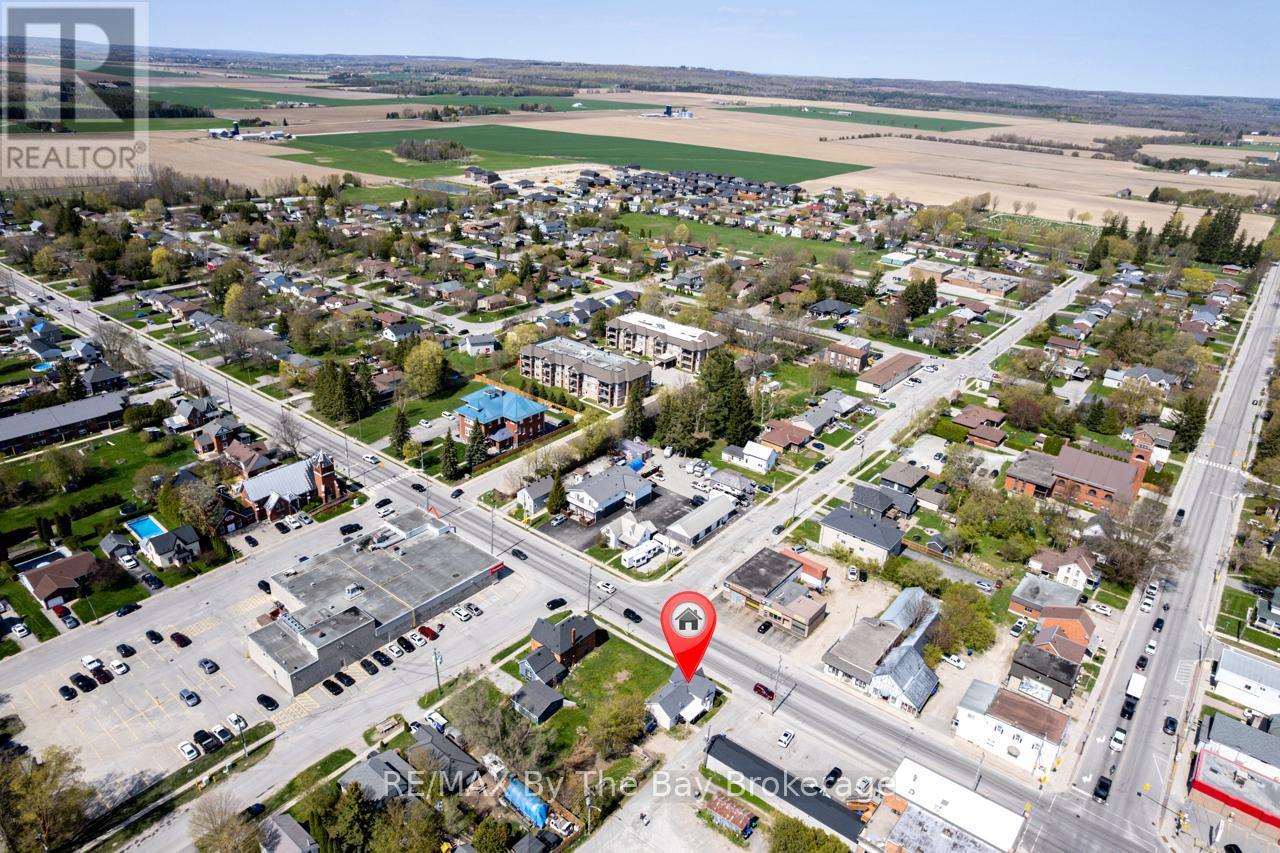 Photo 36 of 8 Yonge Street N, Springwater ON