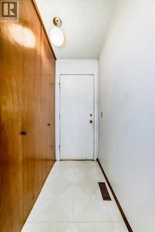 Photo 22 of 111 Deercross Road Se, Calgary AB