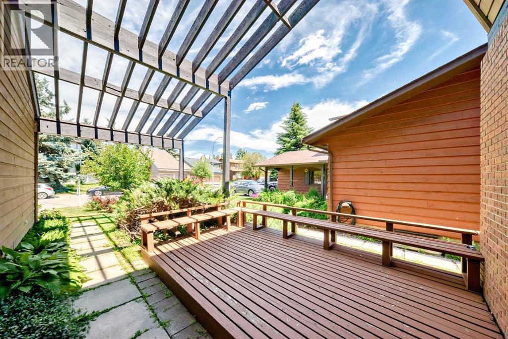 Photo 3 of 111 Deercross Road Se, Calgary AB