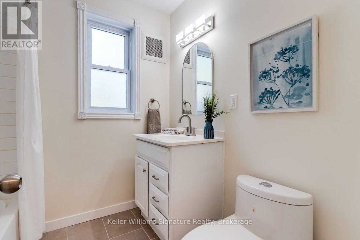 Photo 18 of 44 Grove Crescent, Brantford ON
