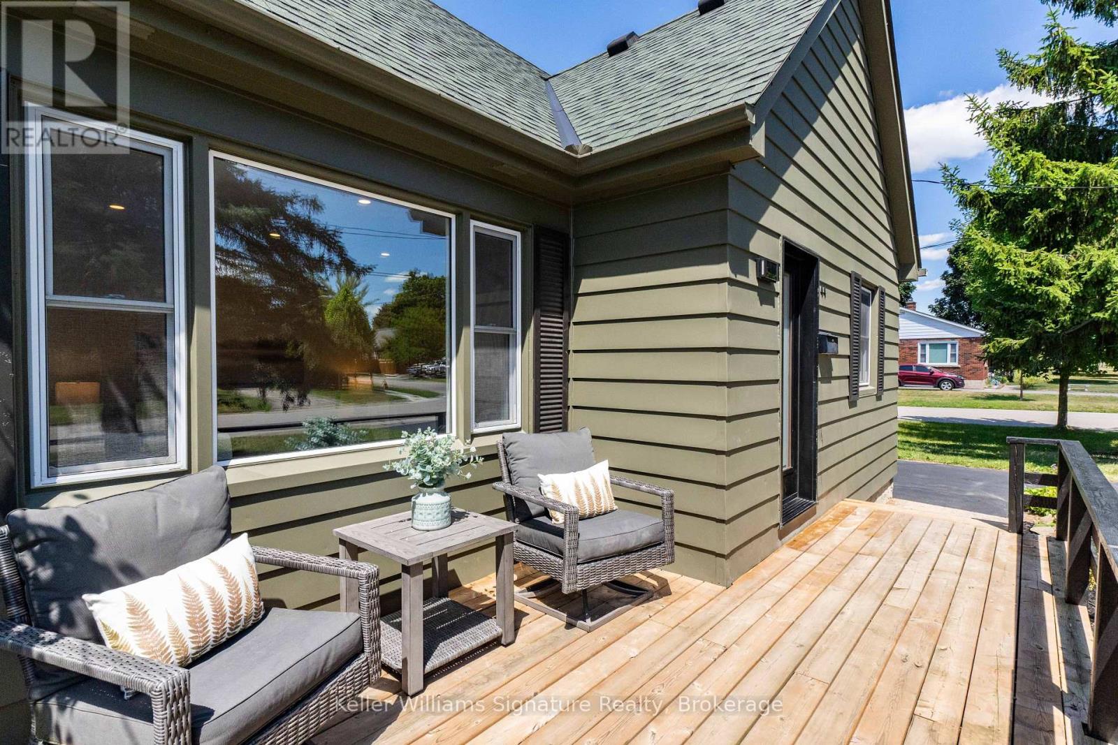 Photo 3 of 44 Grove Crescent, Brantford ON