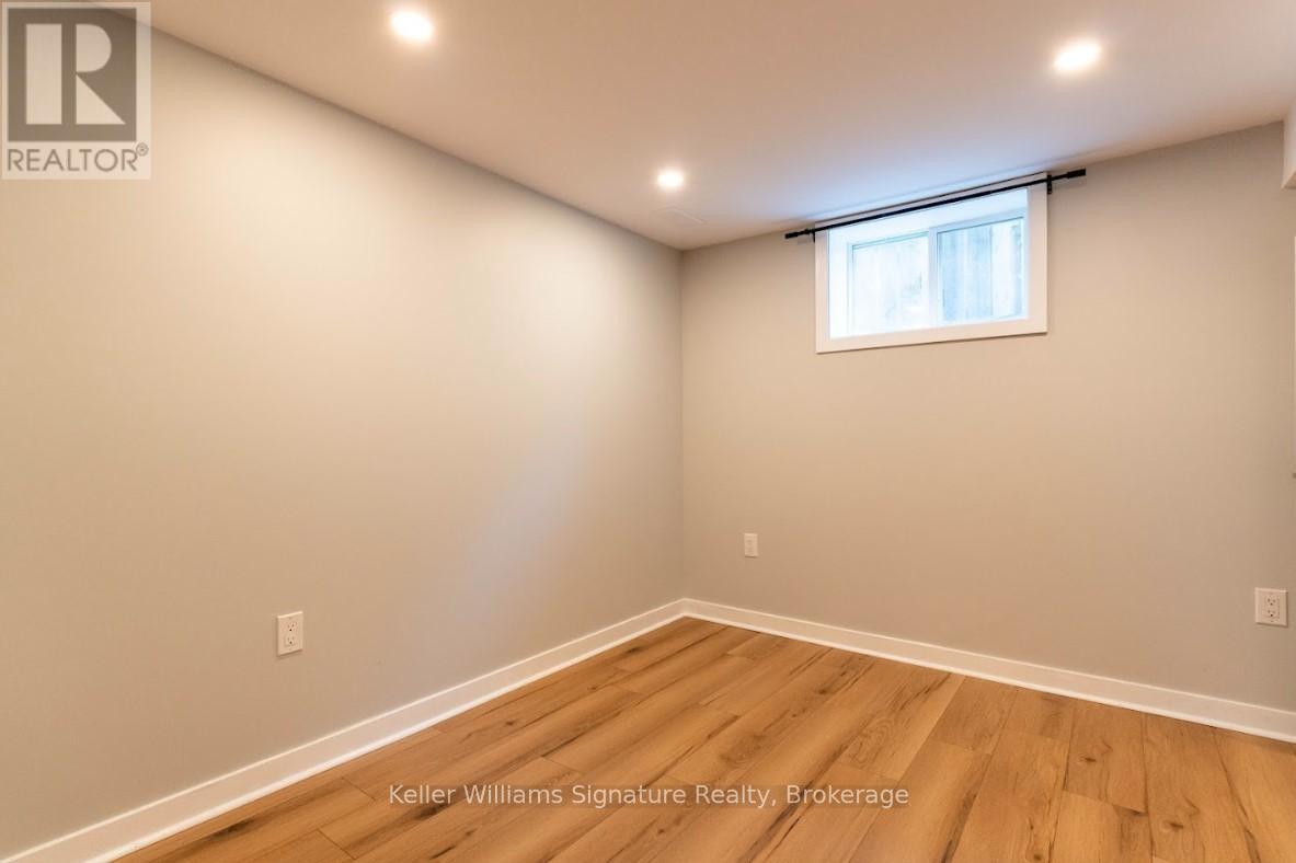 Photo 34 of 44 Grove Crescent, Brantford ON