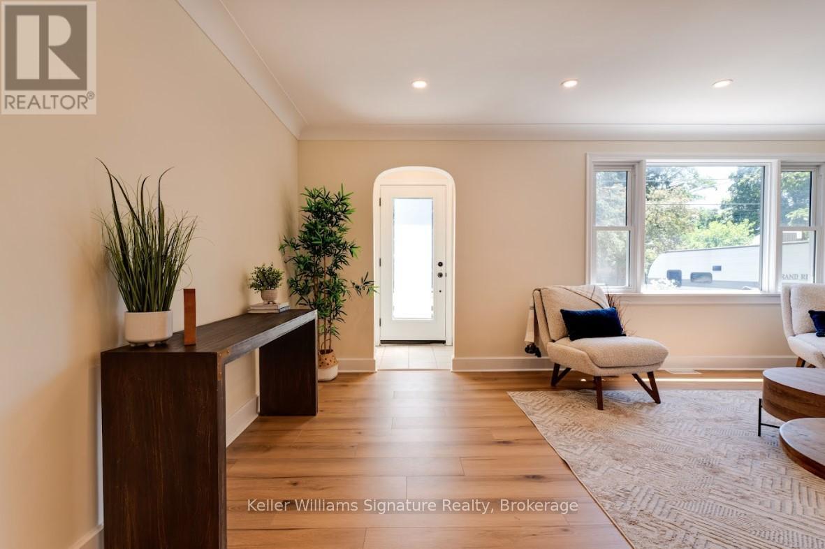 Photo 8 of 44 Grove Crescent, Brantford ON