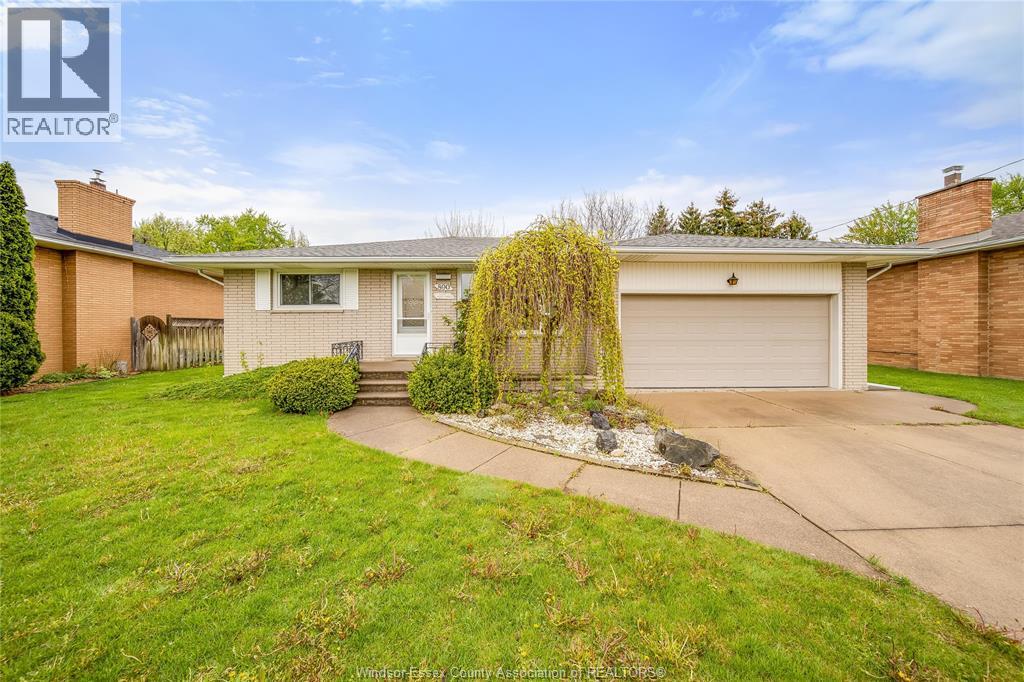 Photo 2 of 890 Wallace Avenue, Windsor ON