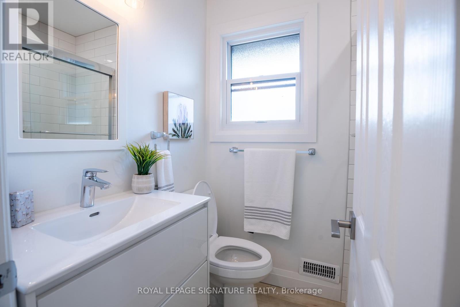 Photo 13 of 181 Broadlands Boulevard, Toronto ON