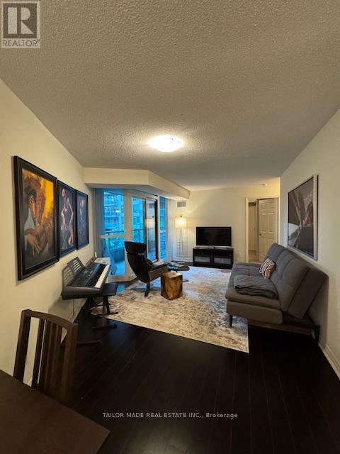 Photo 10 of 19 19 Grand Trunk Crescent, Toronto ON