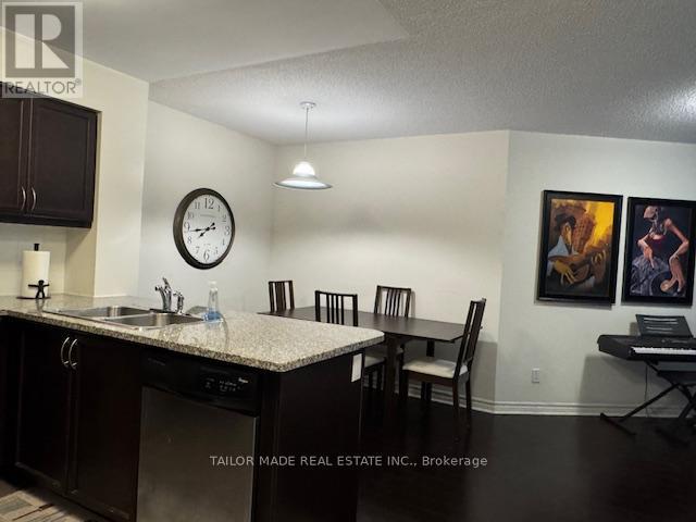 Photo 4 of 19 19 Grand Trunk Crescent, Toronto ON