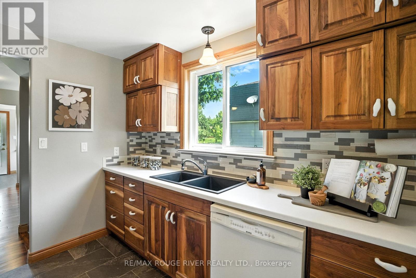 Photo 17 of 67 Orchard View Boulevard, Oshawa ON