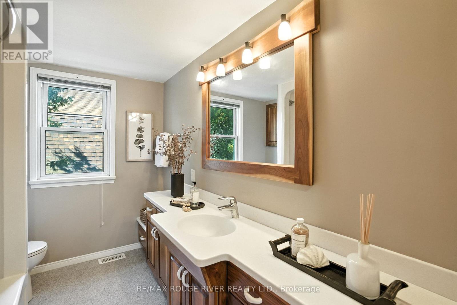 Photo 25 of 67 Orchard View Boulevard, Oshawa ON