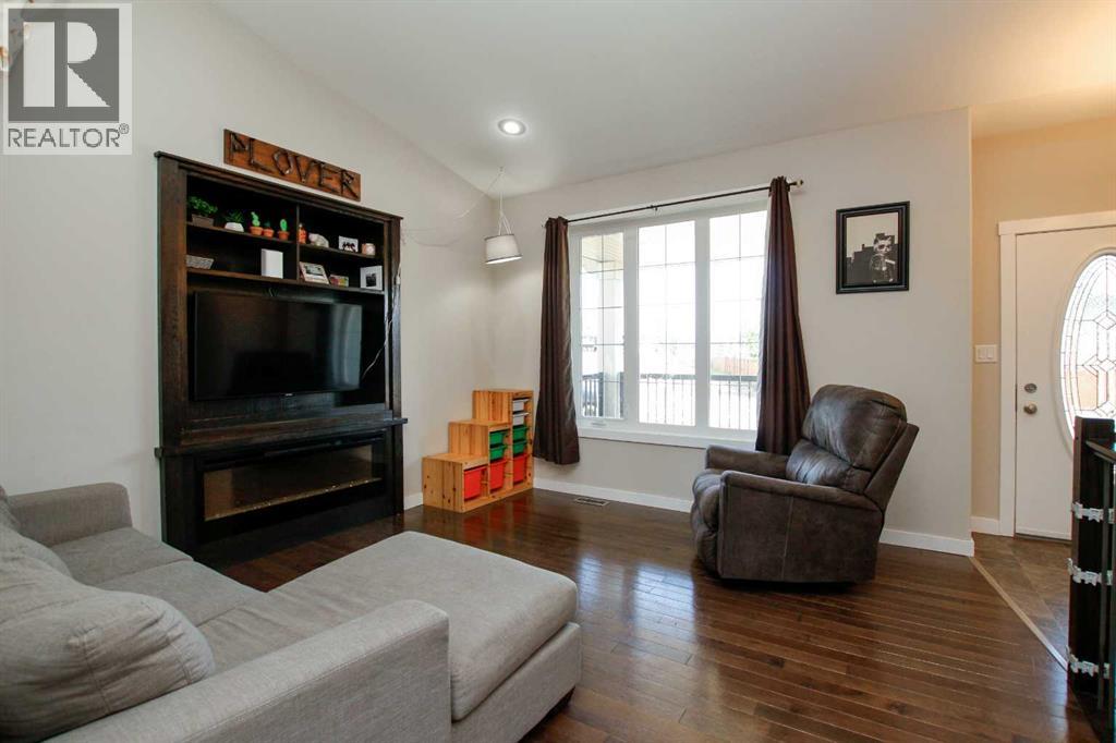 Photo 9 of 6 Henderson Crescent, Penhold AB