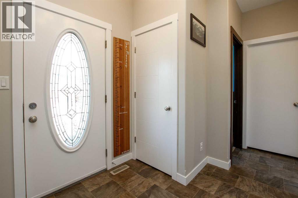 Photo 4 of 6 Henderson Crescent, Penhold AB
