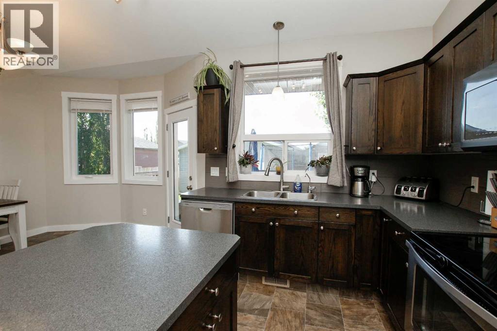Photo 11 of 6 Henderson Crescent, Penhold AB