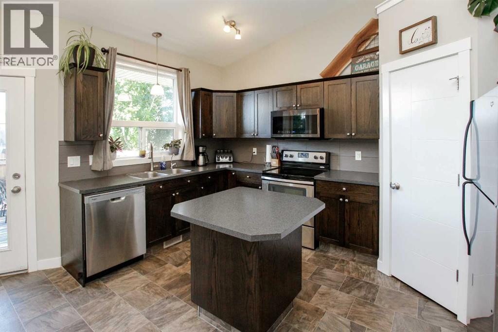 Photo 10 of 6 Henderson Crescent, Penhold AB