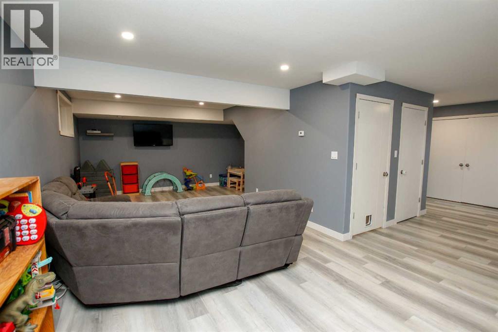 Photo 29 of 6 Henderson Crescent, Penhold AB