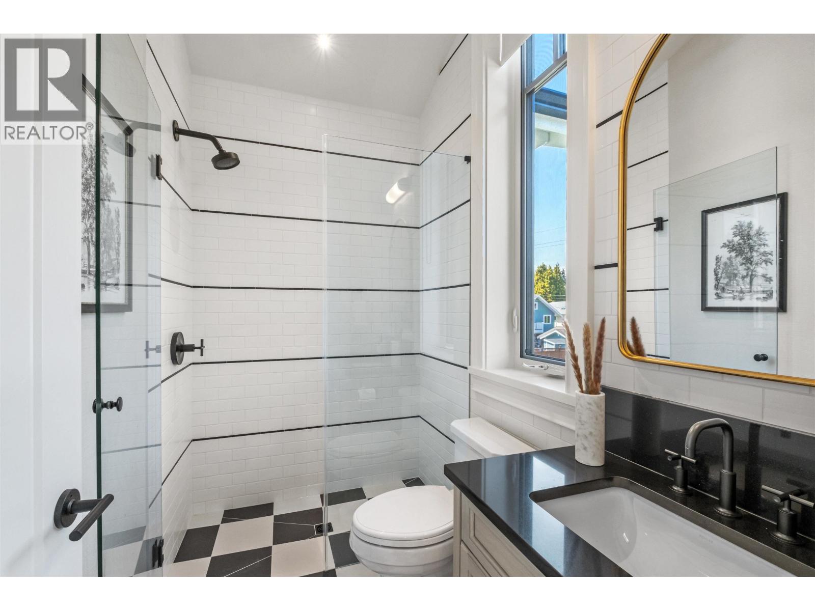 Photo 23 of 821 E 16th Street, North Vancouver BC