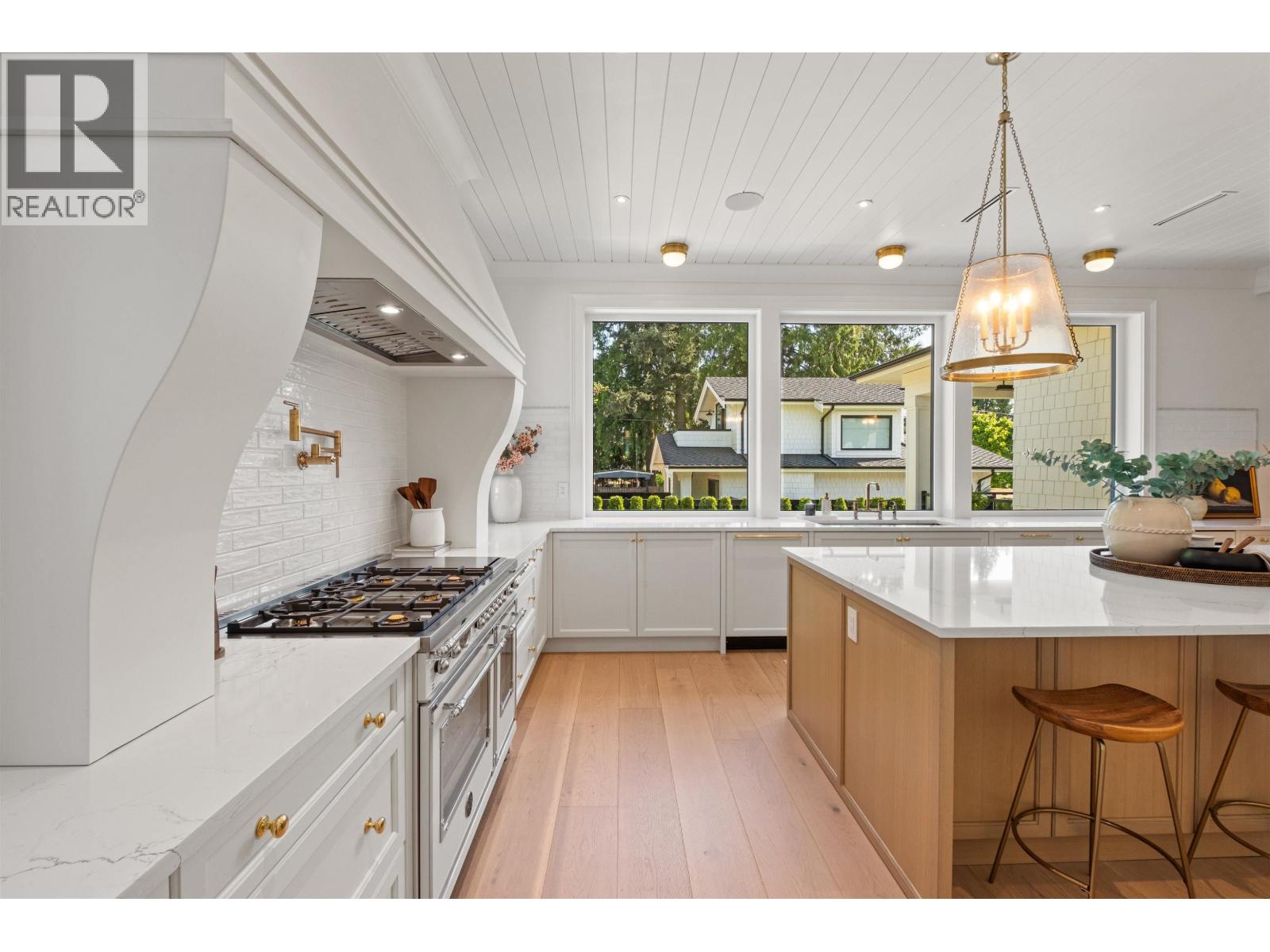 Photo 5 of 821 E 16th Street, North Vancouver BC