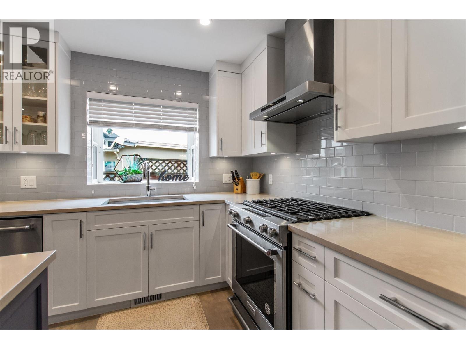 Photo 10 of 1 725 Rochester Avenue, Coquitlam BC