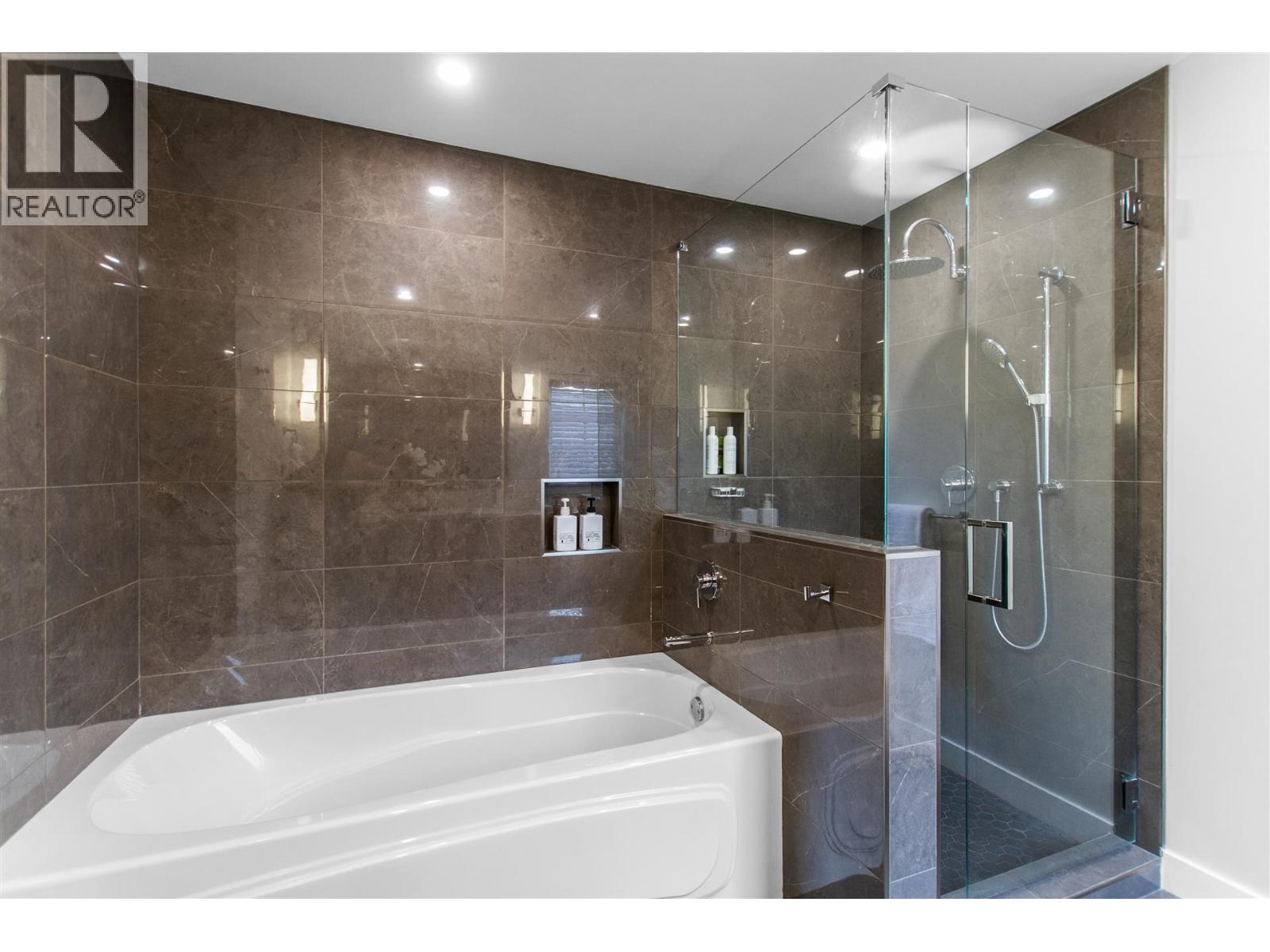 Photo 23 of 1 725 Rochester Avenue, Coquitlam BC