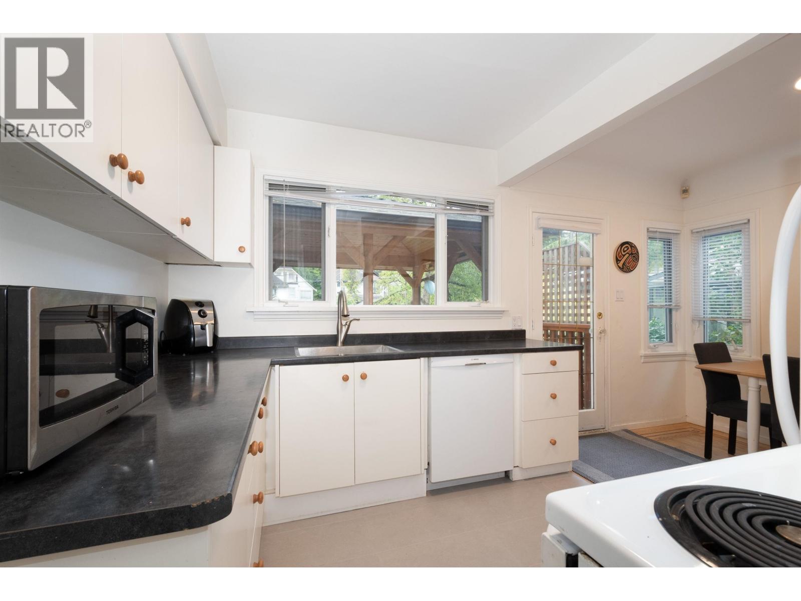 Photo 10 of 3476 W 13 Th Avenue, Vancouver BC